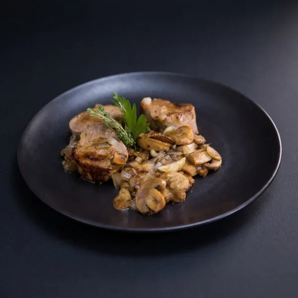 MUSCHI DE PORC CU CIUPERCI SI MIRODENII